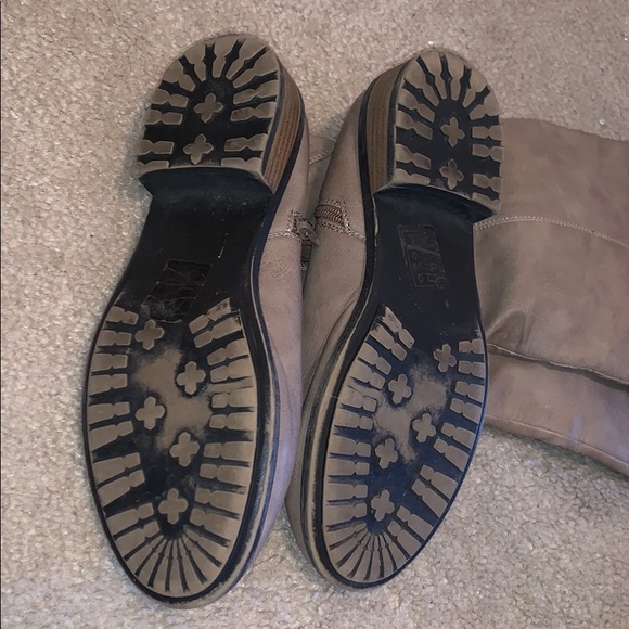 BOOTS - Picture 3 of 6